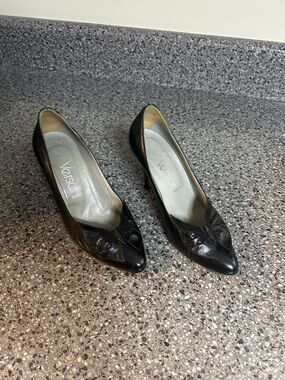 Versani Black Pointed-Toe Leather Heels with Decorative Knot